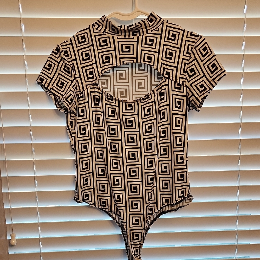 Geometric Print Short-Sleeve Womans Size Large One-Piece in Black & White